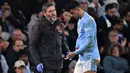 Pemain Manchester City, Matheus Nunes meninggalkan lapangan pertandingan setelah mengalami dislokasi pada jari tengah tangan kirinya ketika laga leg kedua 16 besar Liga Champions 2023/2024 melawan FC Copenhagen di Etihad Stadium, Manchester, Inggris, Kamis (07/03/2024) WIB. (AFP/Oli Scarff)