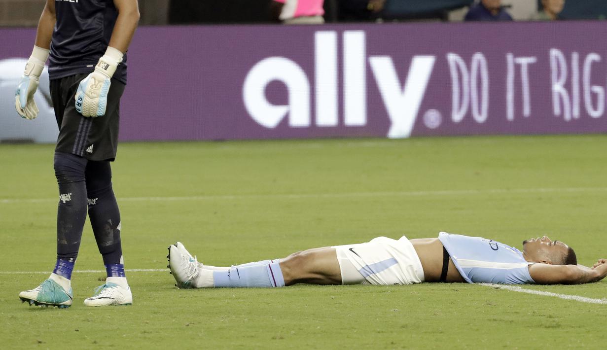 Pemain Manchester City, Gabriel Jesus jatuh tertidur usai gagal mencetak gol ke gawang Manchester United pada laga International Champions Club di NRG Stadium, Houston, (20/7/2017).MU menang 2-0. (AP/David J. Phillip)