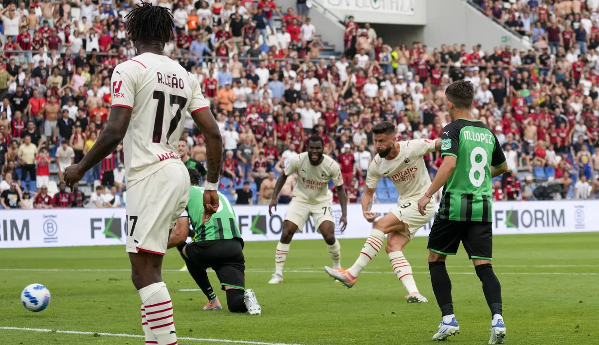 Pemain AC Milan Olivier Giroud (kedua dari kanan) mencetak gol ke gawang Sassuolo pada pertandingan sepak bola Liga Italia di Stadion Mapei Reggio Emilia, Italia, 22 Mei 2022. AC Milan juara Liga Italia usai mengalahkan Sassuolo dengan skor 3-0. (AP Photo/Antonio Calanni)