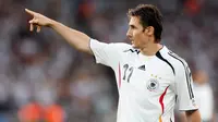 Miroslav Klose dari Jerman merupakan top skor Piala Dunia 2006 dengan torehan 5 Gol. Pemain spesialis Piala Dunia ini mengukuhkan diri sebagai pemain dengan jumlah gol terbanyak di sepanjang sejarah Piala Dunia dengan 16 gol. (AFP/Patrik Stollarz)