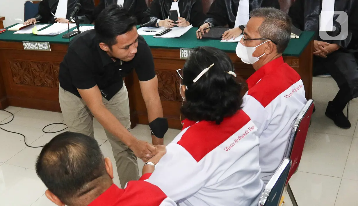 Terdakwa kasus pembunuhan Brigadir Yoshua, Richard Eliezer Pudihang Lumiu meminta maaf kepada orang tua korban Samuel Hutabarat (kanan) dan Rosti Simanjuntak (kedua kanan) sebelum mengikuti sidang lanjutan di PN Jakarta Selatan, Jakarta, Selasa (25/10/2022). Sidang itu beragenda mendengarkan keterangan saksi diantaranya saksi pelapor Kamaruddin Simanjuntak, kedua orang tua korban Samuel Hutabarat dan Rosti Simanjuntak serta pacar korban Vera Simanjuntak. (Liputan6.com/Faizal Fanani)