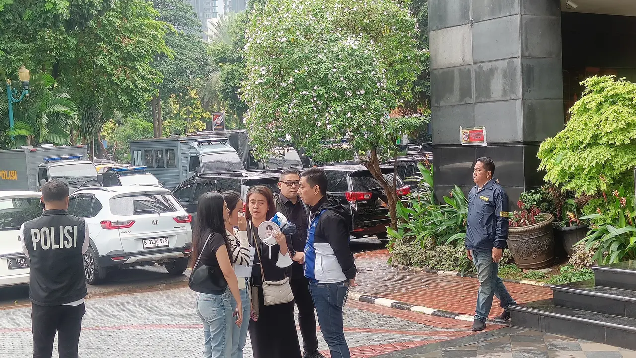Artis Tamara Tyasmara tidak kuasa membendung air matanya ketika ikut terlibat langsung saat rekonstruksi kematian anaknya, Raden Andante Khalif Pramudityo alias Dante (6), Rabu (28/2/2024). (Merdeka.com/Rahmat Baihaqi)