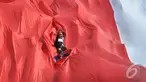 Sejumlah relawan membentang bendera Merah Putih raksasa saat mengikuti kirab budaya, Jakarta, Senin (20/10/2014) (Liputan6.com/Miftahul Hayat) 