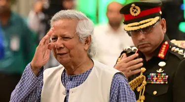 Peraih hadiah Nobel Perdamaian, Muhammad Yunus (kiri) sesaat sebelum diambil sumpahnya untuk memimpin pemerintahan sementara Bangladesh sebagai penasihat utama, pada hari Kamis (8/8/2024) malam. (MUNIR UZ ZAMAN/AFP)