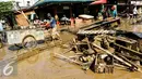 Sampah bercampur perabotan rumah tangga menumpuk di komplek Pondok Gede Permai Jatiasih, Bekasi, Jumat (22/04). (Liputan6.com/Fery Pradolo)