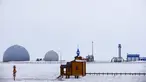 Sebuah Gereja Ortodoks terlihat dengan fasilitas radar pada latar belakang Pulau Alexandra Land dekat Nagurskoye, Rusia, Senin (17/5/2021). Tempat yang dulunya merupakan rumah terpencil bagi beruang kutub ini kini menjadi pangkalan militer paling utara Rusia. (AP Photo/Alexander Zemlianichenko)