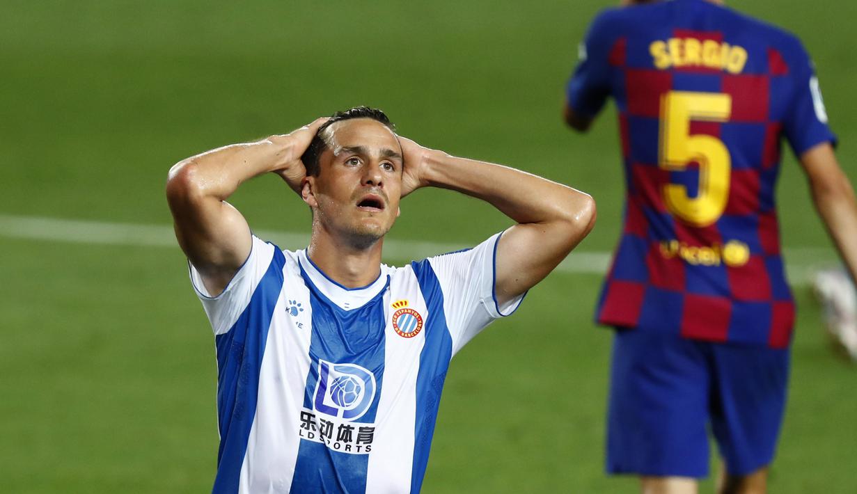 Pemain Espanyol, Bernardo Espinosa, tampak lesu usai ditaklukkan Barcelona pada laga La Liga di Stadion Camp Nou, Rabu (8/7/2020). Espanyol dipastikan degradasi karena baru meraih 24 poin dan berada di dasar klasemen La Liga. (AP/Joan Monfort)