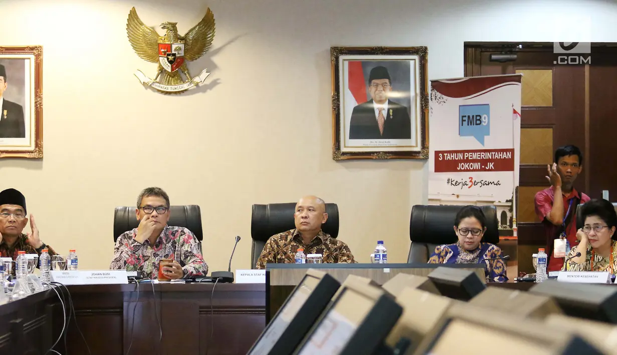 Juru bicara Presiden, Johan Budi memoderatori diskusi Forum Medan Merdeka Barat (FMB) di Kantor Staf Presiden, Jakarta, Senin (23/10). Beberapa kementerian memberikan presentasi pencapaian kerja 3 tahun pemerintahan Jokowi-JK. (Liputan6.com/Angga Yuniar)