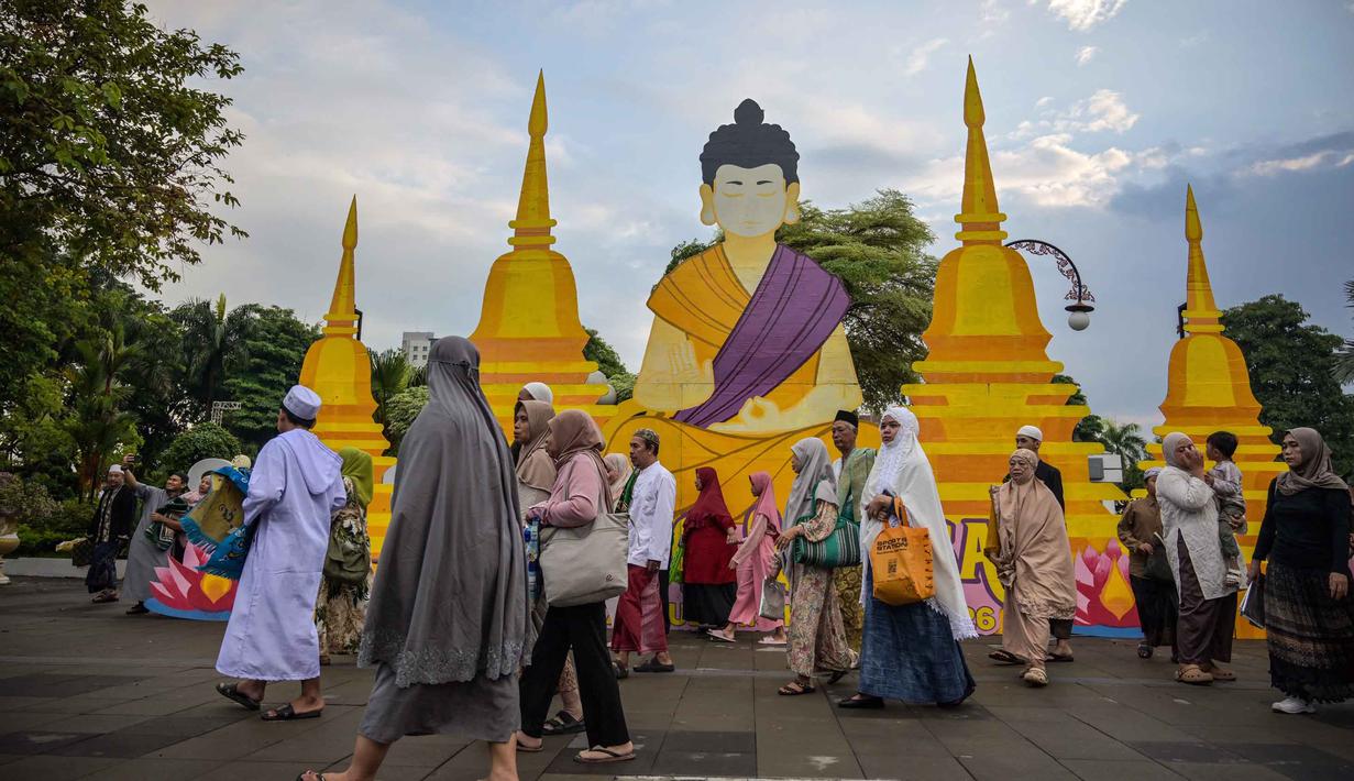 Para jemaah Muslim meninggalkan balai kota Surabaya setelah mengikuti salat Idul Adha, atau Hari Raya Kurban, pada Rabu 27 Mei 2026. (Juni KRISWANTO/AFP)