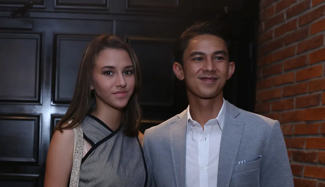 Tak lain adalah suami dari Dahlia Poland yaitu Fandy Christian. Fandy merasa antusias saat melihat Gerhana Matahari yang jatuh tepat pada perayaan Nyepi. (Andy Masela/Bintang.com)