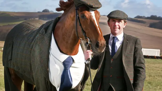 Keren! Kuda Ini Akan Balapan Dengan Setelan Formal