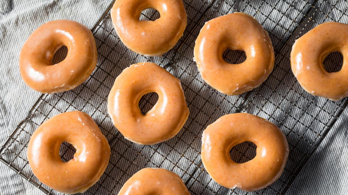 Donat glaze manis dengan lapisan gula yang mengilap, sempurna untuk camilan sore