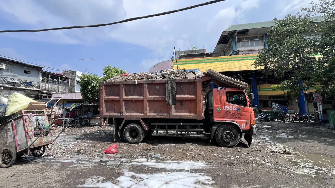 Ketika Sampah Menguasai Ruang Kota: Kisah dari Pasar Kopro hingga Flyover
