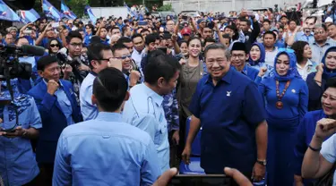 Ketua Umum Partai Demokrat, Susilo Bambang Yudhoyono (kedua kanan) usai menyampaikan pidato politik tahun 2018 di Cibinong, Kab Bogor, Jumat (5/1). Dalam pidatonya, SBY menyampaikan lima hal terkait Pilkada 2018. (Liputan6.com/Helmi Fithriansyah)