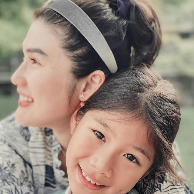 6 Potret Stevie Agnecya Mantan Istri Samuel Rizal Bareng Anak, Penuh Kehangatan