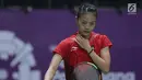 Tunggal putri Indonesia, Fitriani saat melawan pemain Jepang, Zomi Okuhara pada semifinal Bulutangkis Beregu Putri Asian Games 2018 di Jakarta, Selasa (21/8). Fitriani kalah 21-19, 4-21, 10-21. (Liputan6.com/Helmi Fithriansyah)