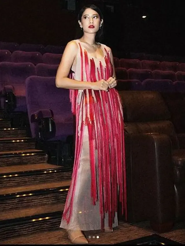 Pesona Dian Sastrowardoyo di Gala Premiere Sri Asih, Pakai Gaun Berkonsep Api