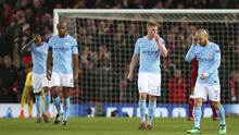 Para pemain Manchester City tampak kecewa usai ditaklukkan Liverpool pada laga leg pertama perempat final Liga Champions di Stadion Anfield, Rabu (4/4/2018). Liverpool menang 3-0 atas Manchester City. (AFP/Dave Thompson)