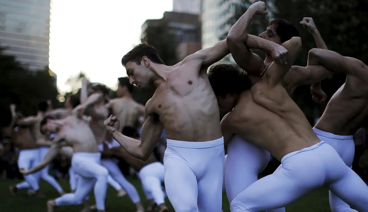 Sejumlah penari balet beraksi dalam Third Symphony of Gustav Mahler karya John Neumeier untuk mempromosikan musim baru di Greenway, Boston, Massachusetts (7/10/2015).  (REUTERS/Brian Snyder)