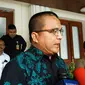 Denny Indrayana menemui Menko Polhukam Mahfud Md, Kamis (21/11/2019). (Liputan6.com/ Putu Merta Surya Putra)