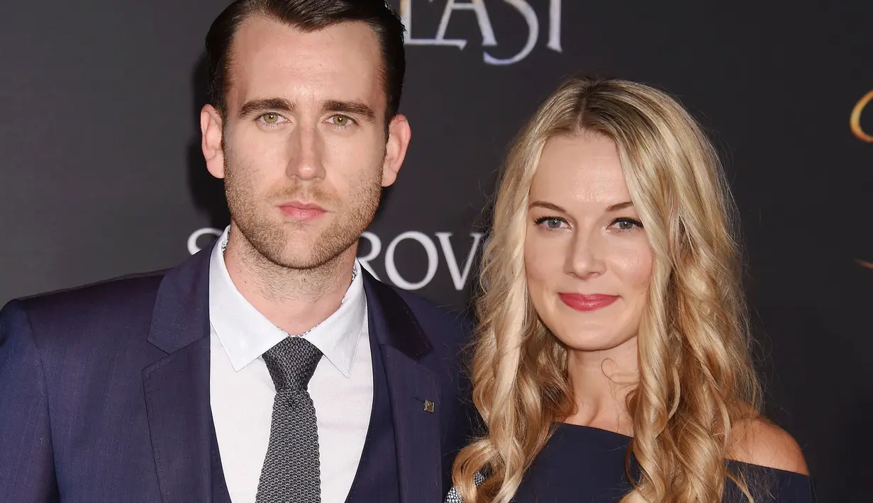 Terlihat dalam foto itu Matthew tengah menggandeng istrinya, Angelina Jones. (Page Six)