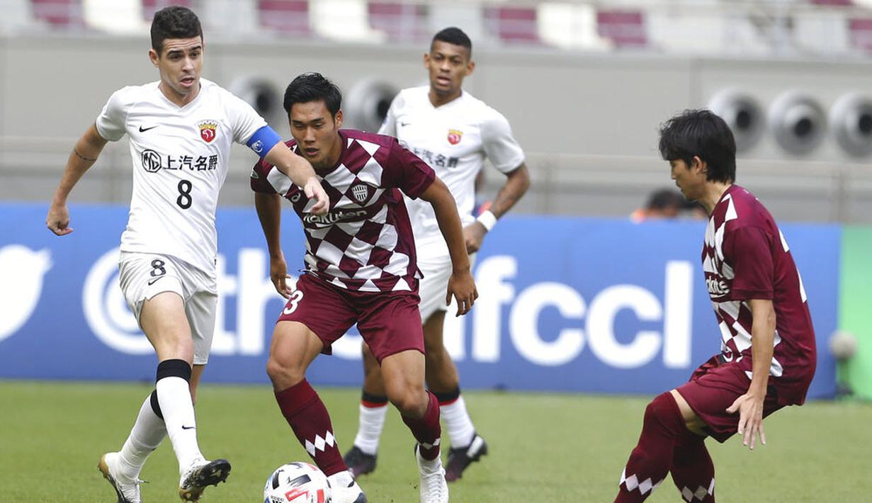 Pemain Shanghai SIPG, Oscar, berusaha melewati pemain Vissel Kobe, Tetsushi Yamakawa, pada laga Liga Champions Asia di Doha, Qatar, Senin (7/12/2/2020). Vissel Kobe menang dengan skor 2-0. (AP Photo/Hussein Sayed)