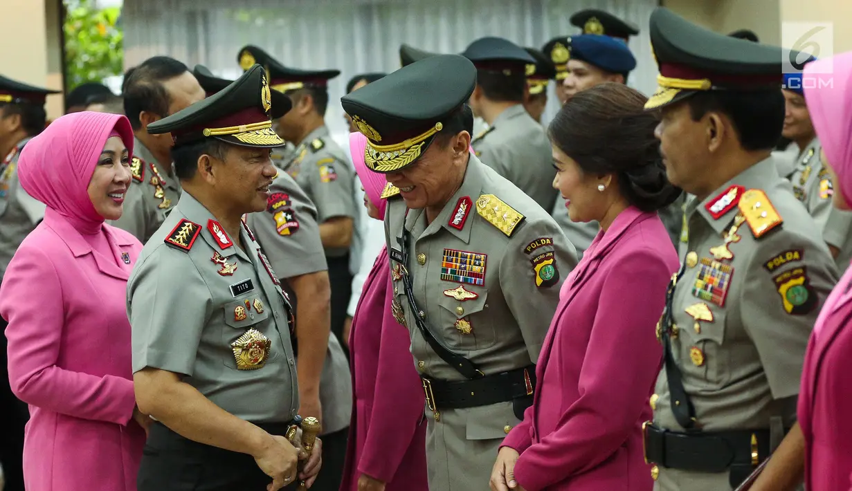 Kapolri Jenderal Tito Karnavian berbincang dengan Irjen Mochamad Iriawan seusai acara serah terima jabatan (sertijab) di Rupatama Mabes Polri, Rabu (26/7). Jabatan Kapolda Metro Jaya resmi berpindah ke Irjen Idham Azis. (Liputan6.com/Faizal Fanani)