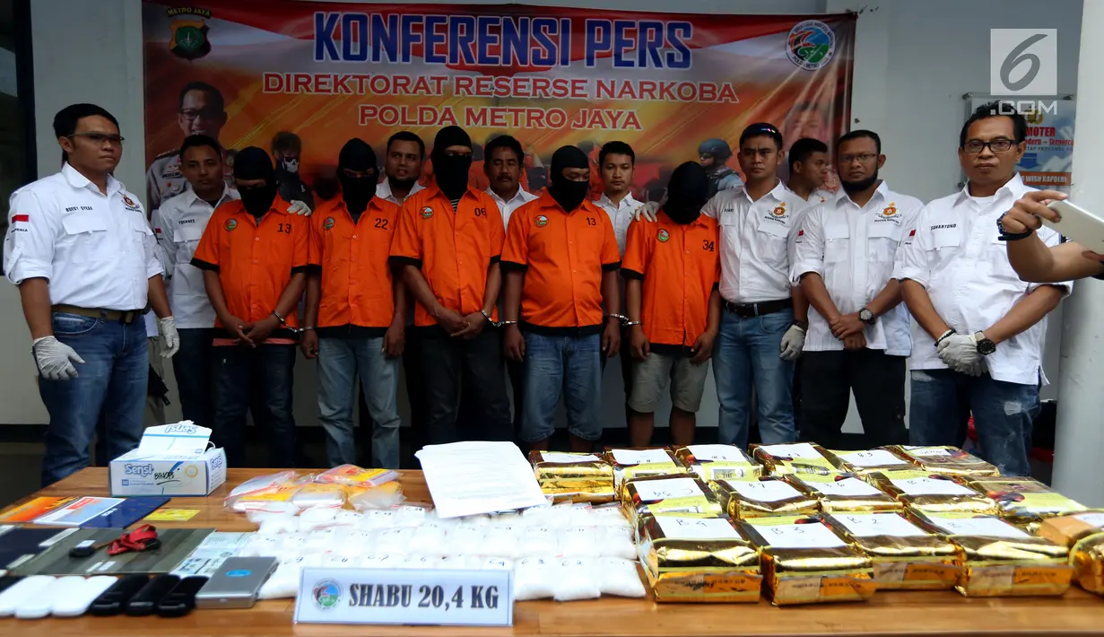 Direktorat Reserse Narkoba Polda Metro Jaya menggelar jumpa pers pengungkapan kasus peredaran 20 Kg sabu, Jakarta, Minggu (8/10). Lima pelaku kelompok jaringan narkoba Internasional itu ditangkap di Pangandaran, Jawa Barat. (Liputan6.com/Johan Tallo)