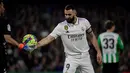 Penyerang Real Madrid, Karim Benzema mengambil bola saat bertanding melawan Real Betis pada pertandingan La Liga Spanyol di stadion Benito Villamarin di Seville, Senin (6/3/2023). Di laga ini gol Benzema di menit 12 sempat dianulir VAR dan Los Blancos hanya mampu bermain imbang tanpa gol dengan Real Betis. (AFP/CRISTINA QUICLER)