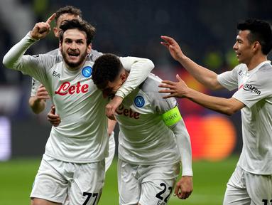 Pemain Napoli Giovanni Di Lorenzo (tengah) merayakan dengan rekan setimnya usai mencetak gol ke gawang Eintracht Frankfurt pada pertandingan sepak bola babak 16 besar Liga Champions di Deutsche Bank Arena, Frankfurt, Jerman, 21 Februari 2023. Napoli mengalahkan Eintracht Frankfurt dengan skor 2-0. (AP Photo/Michael Probst)