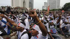 Massa dari Aliansi Mahasiswa Papua menggelar aksi unjuk rasa di Bundaran HI, Jakarta, Senin (1/12/2014). (Liputan6.com/Faizal Fanani) 
