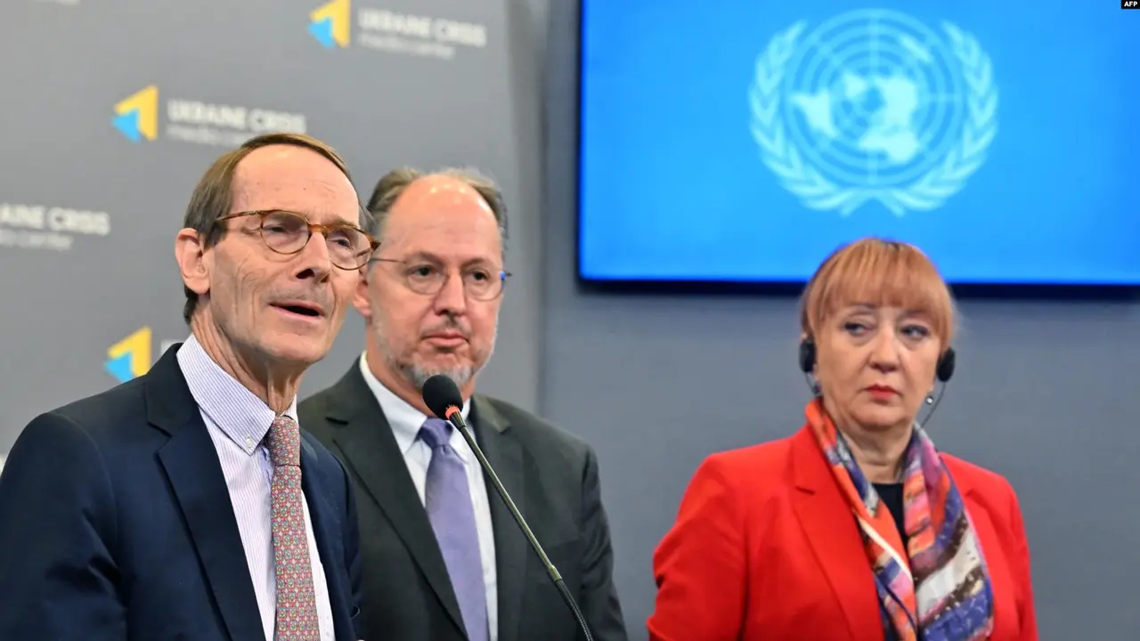 Komisi Penyelidik Independen PBB untuk Ukraina yang beranggotakan tiga orang, yaitu Ketua Komisi Erik Mose (kiri), Pablo de Greiff dan Jasminka Dzumhur memberikan konferensi pers di Kiev, Ukraina, 15 Juni 2022. (AFP)