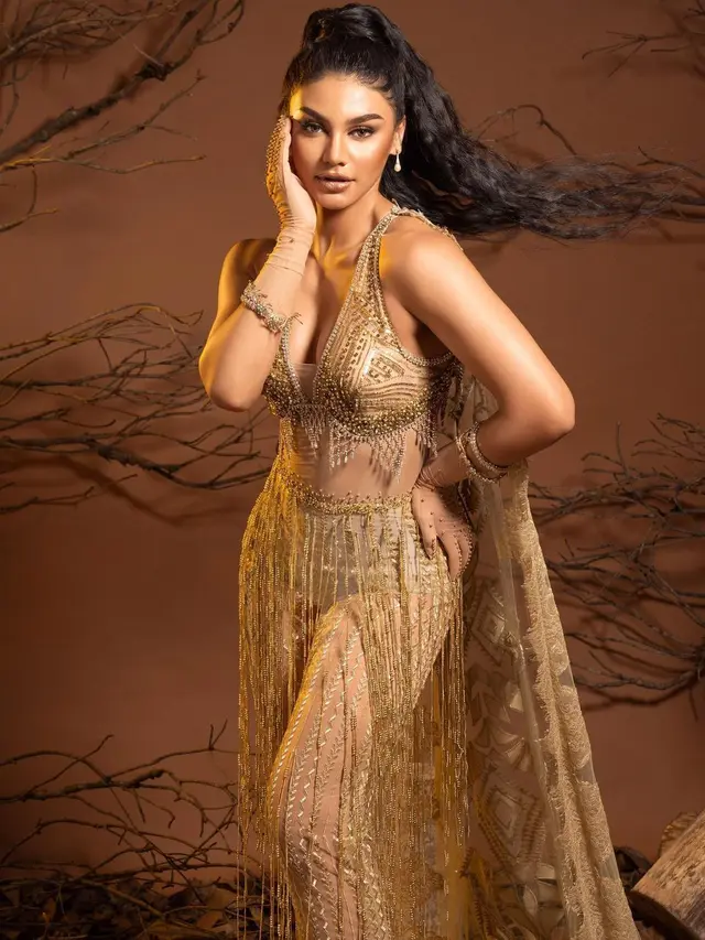 Gaya Pemotretan Terbaru Jihane Almira Chedid, Bernuansa Emas. (Sumber: Instagram/winstongomez)