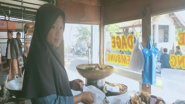 Berkah Penjual Gorengan Dage Kembung Khas Kuningan Jawa Barat di Tengah Pandemi Covid-19