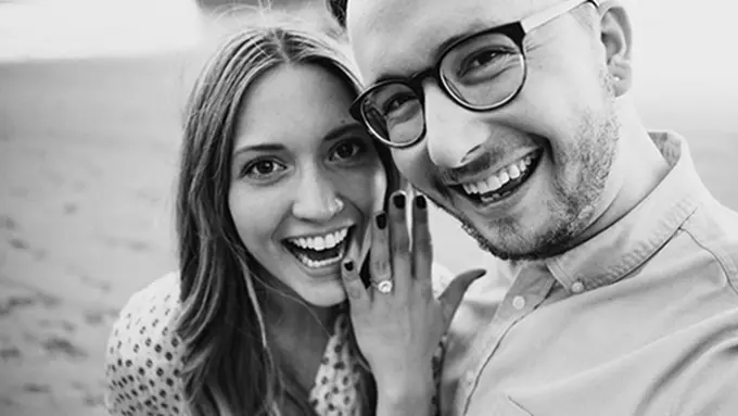 Bethany Olson dan Cory Staudacher yang ternyata berjodoh setelah berteman di media sosial. | Foto: copyright huffingtonpost.com