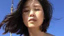 Di bawah langit yang biru, Laura Basuki juga mengambil foto selfie dirinya. Dengan rambut yang tertiup angin, wajahnya pun terlihat natural tanpa makeup berlebih.  (@laurabas)