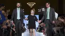 Desainer Hendrik Vermeulen (kiri) dan Madeline Stuart, model Australia dengan down syndrome berjalan di atas catwalk usai peragaan busana untuk Musim Panas dan Semi 2016 di New York Fashion Week, Minggu (13/9/2015). (REUTERS/Andrew Kelly)