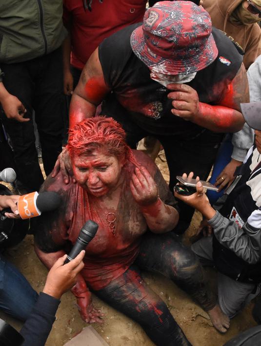 Wali Kota Vinto, Patricia Arce berbicara kepada awak media ketika dirinya diserang dan dipermalukan oleh demonstran oposisi  Bolovia di dekat Provinsi Cochabamba, 6 November 2019. Selain diseret dan dipermalukan, mereka juga memaksa Patricia Arce untuk mundur. (STR / AFP)