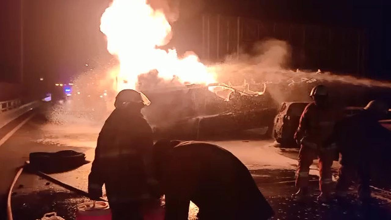 Truk Pertamina terbakar di Tol Dalam Kota