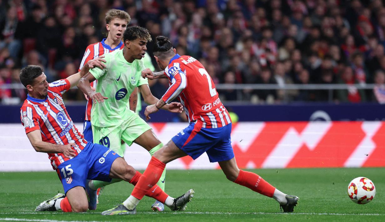 Pemain Barcelona, Lamine Yamal, berusaha melewati pemain Atletico Madrid dalam laga leg kedua semifinal Copa del Rey 2024/2025 di Metropolitano, Kamis (03/04/2025) dini hari WIB. (AFP/Thomas Coex)