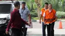 Dua tersangka Eka Kamaludin (kiri) dan Kabag ULP Purbalingga Hadi Iswanto (kanan) tiba untuk menjalani pemeriksaan oleh penyidik di gedung KPK, Jakarta, Kamis (12/7). (Merdeka.com/Dwi Narwoko)