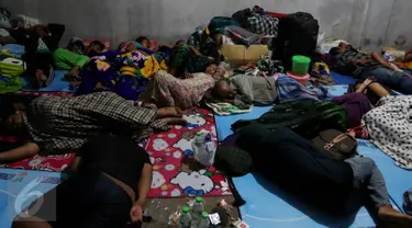 Warga korban banjir bandang di Bojong Sudika, Kec. Tarogong Kidul, Kab. Garut, terpaksa tidur menempati garasi mobil milik warga setempat, Kamis (22/9). Di kawasan padat penduduk itu diketahui sebanyak 160 rumah porak poranda. (Liputan6.com/Johan Tallo)