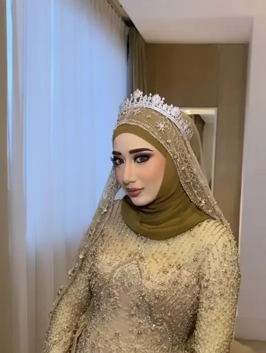 Dress tersebut, dipadukan dengan kerudung dan veil warna serasi dengan dress. Dilengkapi mahkota yang membuatnya nampak bak princess.  @dhijaa