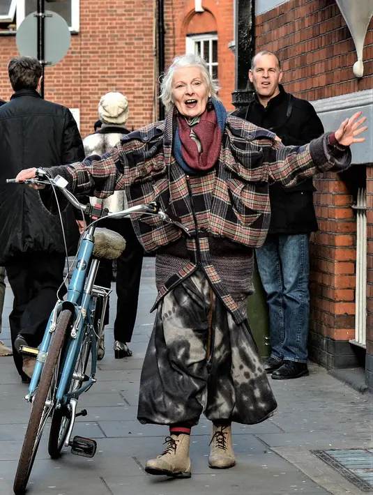 <p>Penampilan Vivienne Westwood terlihat di London tahun 2016. Foto: Vogue.</p>
