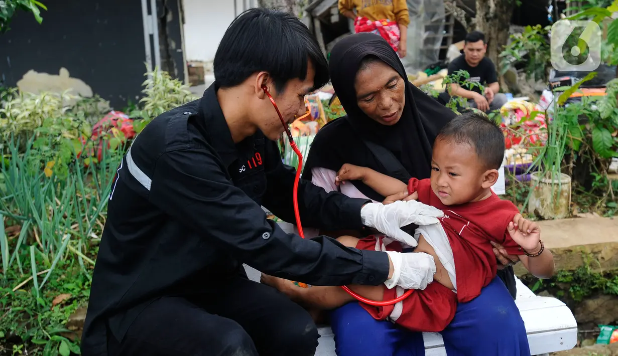 Tenaga medis dari Dinas Kesehatan Kabupaten Karawang melakukan pemeriksaan kesehatan seorang anak pengungsi korban gempa bumi di desa Mangunkerta, kecamatan Cugenang, Cianjur, Jawa Barat, Rabu (23/11/2022). Hari ketiga pasca gempa magnitudo 5,6 mengguncang Cianjur, sejumlah bantuan dari berbagai kota di Pulau Jawa mulai berdatangan.
(merdeka.com/Arie Basuki)