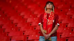 Fans wanita terlihat di tribun usai pertandingan antara Liverpool dan Wolverhampton Wanderers pada lanjutan Liga Inggris di stadion Anfield (12/5/2019). Liverpool gagal meraih juara Liga Inggris untuk pertama kalinya sejak 1990 karena Manchester City menang atas Brighton 4-1.(AP Photo/Dave Thompson)