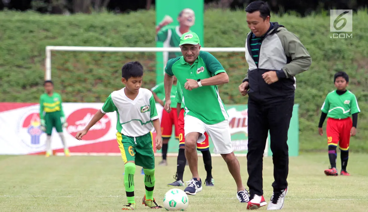 Menteri Pemuda dan Olahraga, Imam Nahrawi menggiring bola pada acara kompetisi sepak bola U-12 antar Sekolah Dasar, MILO Football Championship 2018, di Senayan, Jakarta, Sabtu (24/3). Kompetisi diikuti lebih dari 8.000 siswa SD. (Liputan6.com/Pool/Rizky)