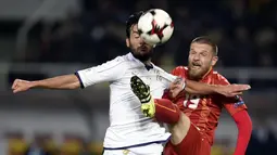 Pemain Italia, Marco Parolo (kiri) berebut bola dengan pemain Makedonia, Milovan Petrovicpada kualifikasi Piala Dunia 2018 di Philip II of Macedon stadium, Skopje Senin (10/10/2016) dini hari WIB. (AFP/Dimitar Dilkoff)