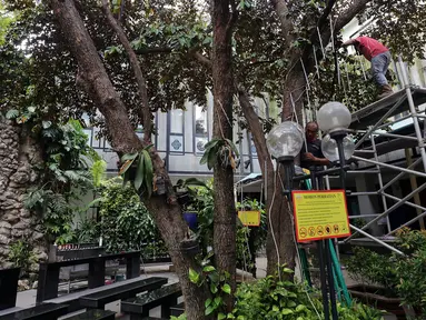 Pekerja membuat dekorasi untuk perayaan Natal di Gereja Katedral, Jakarta, Senin (23/12/2019). Menjelang Natal, Gereja Katedral mulai melakukan persiapan dengan mendekorasi ruangan serta memasang berbagai ornamen. (Liputan6.com/Johan Tallo)
