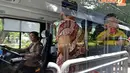Pengemudi wanita (Pramudi) bus tingkat TransJakarta tampak memakai kebaya saat melakukan tugasnya (Liputan6.com/Johan Tallo)